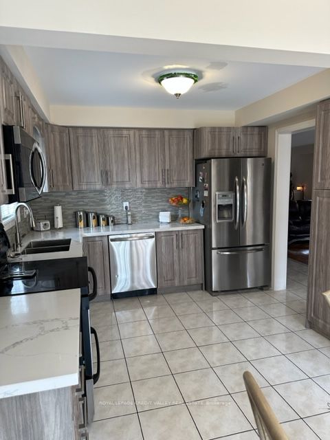 82 Fallstar Cres