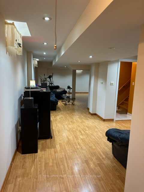 82 Fallstar Cres