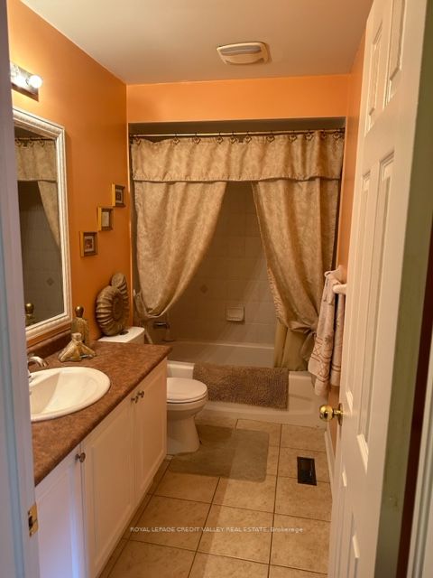 82 Fallstar Cres