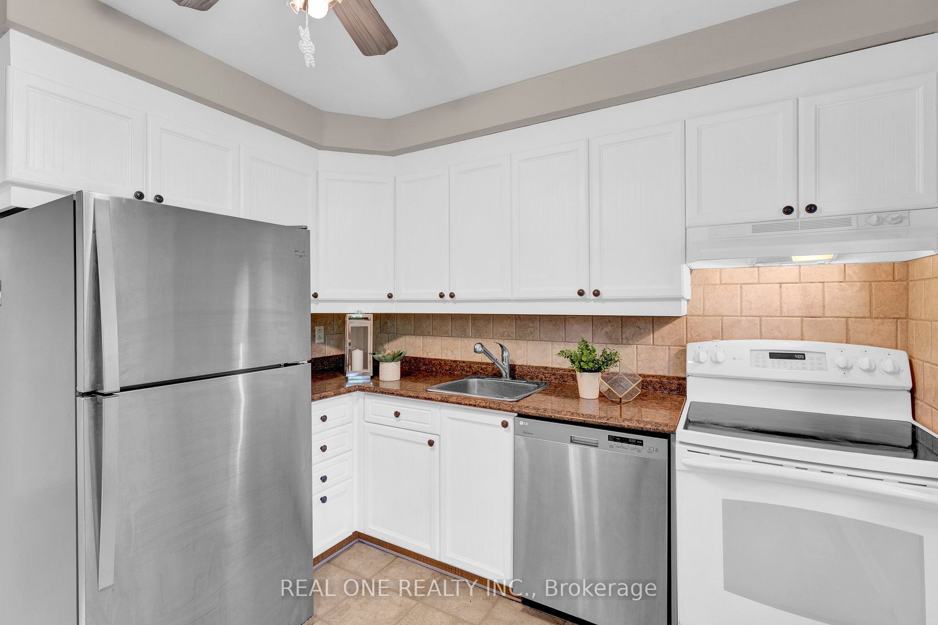 606 Pinegrove Rd