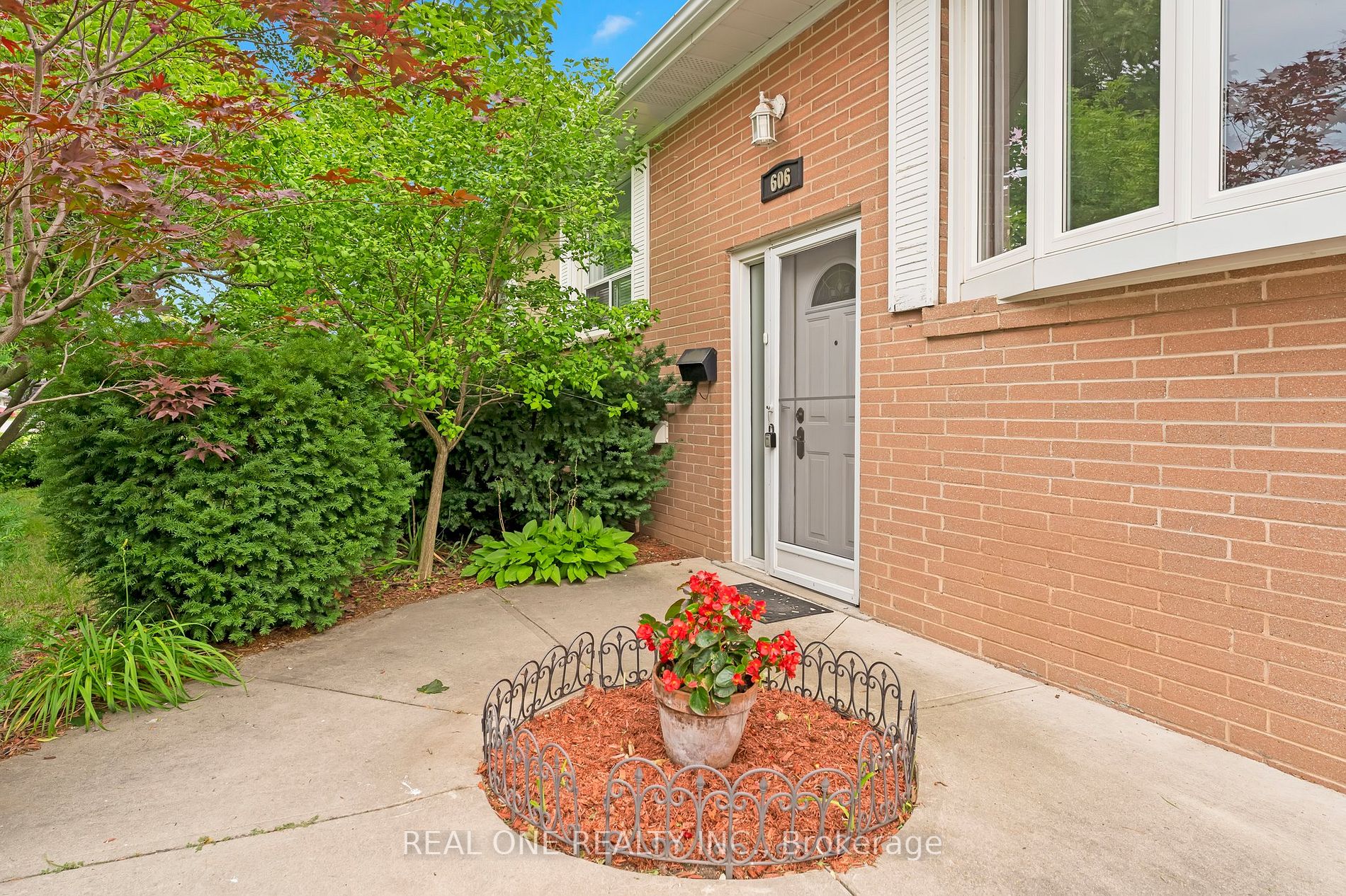 606 Pinegrove Rd