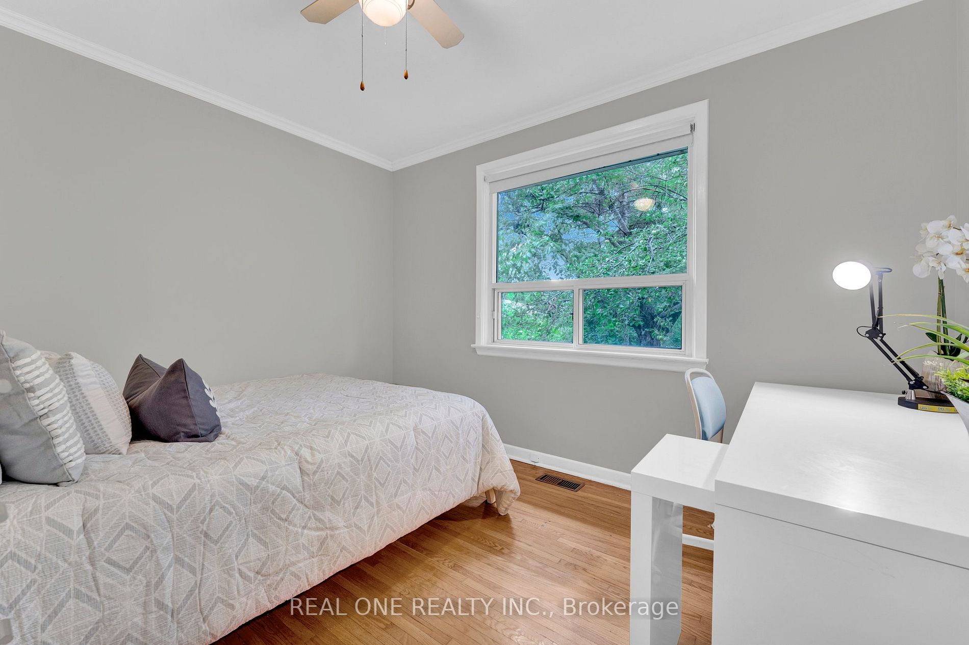 606 Pinegrove Rd