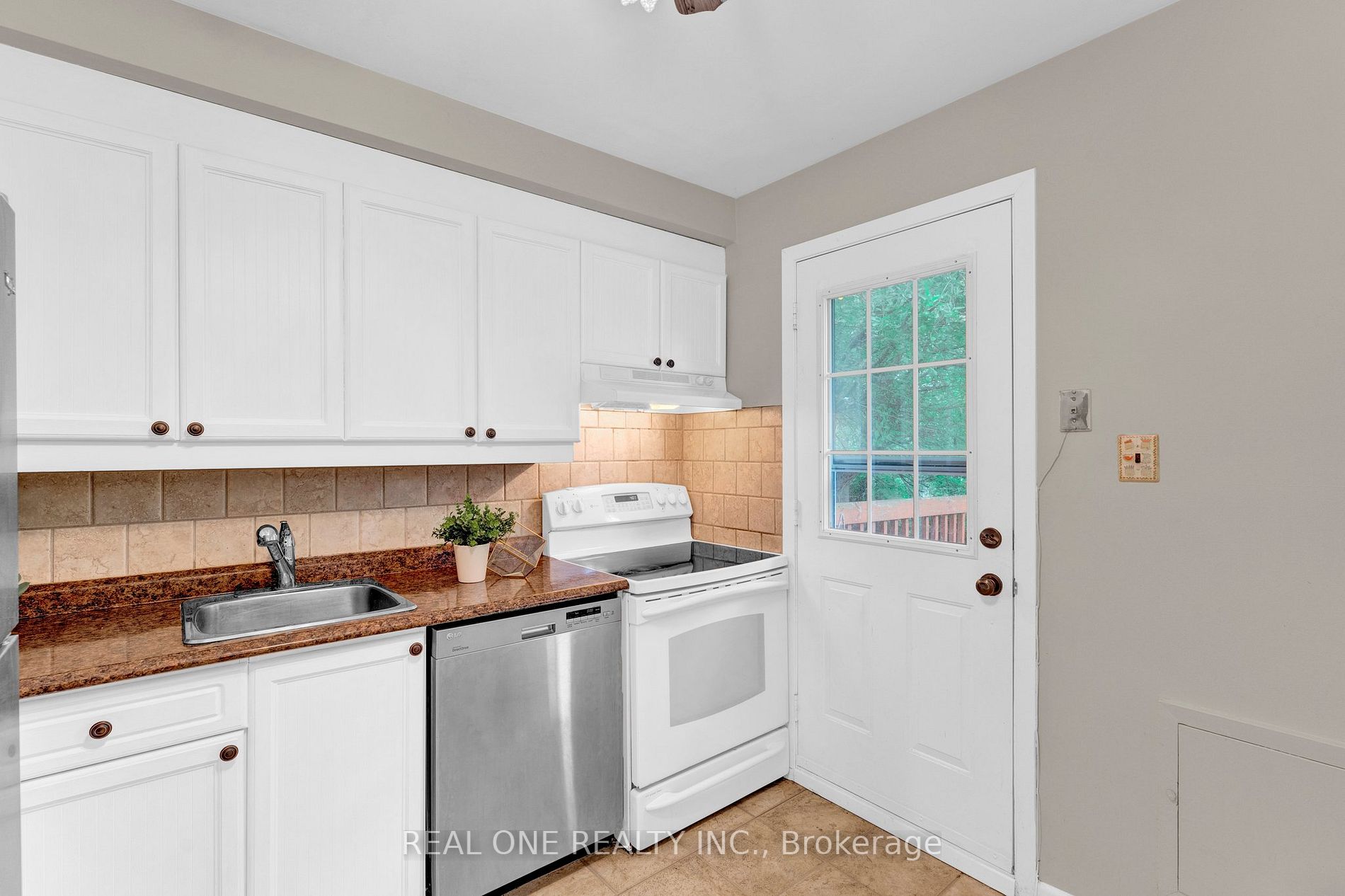 606 Pinegrove Rd