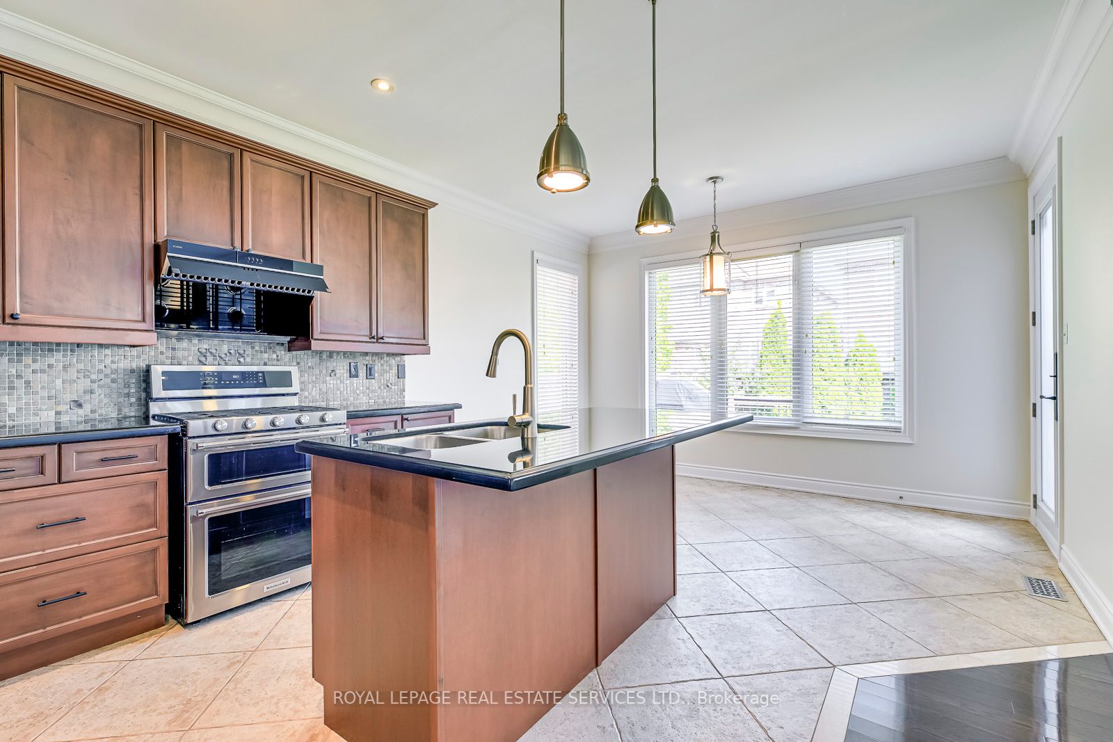 1152 Jezero Cres