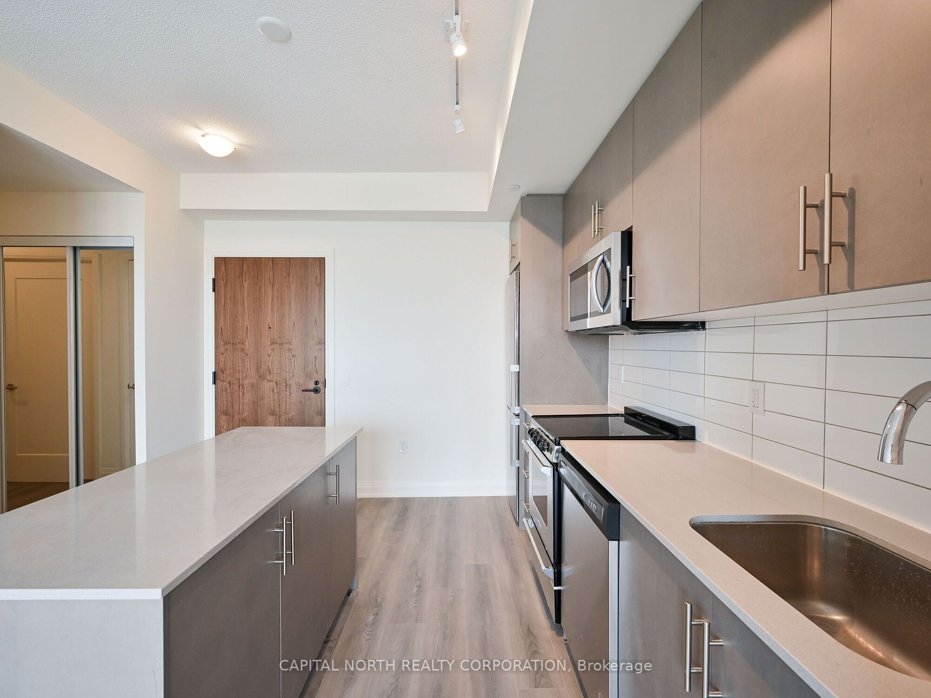 509 Dundas St W, #711