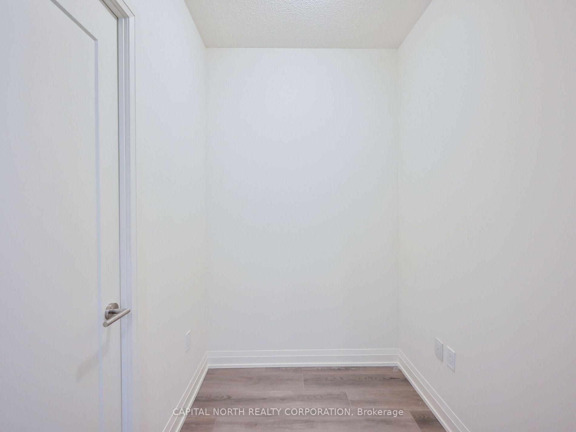 509 Dundas St W, #711