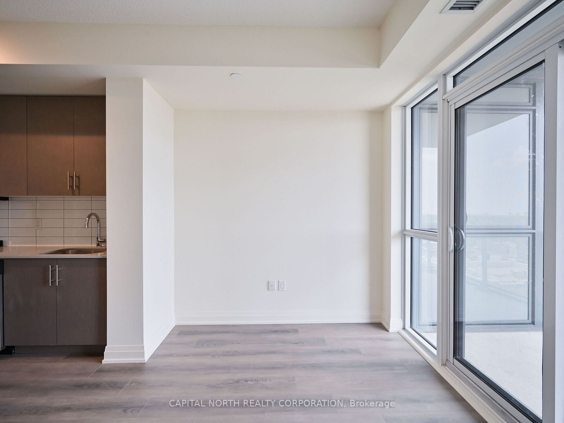 509 Dundas St W, #711