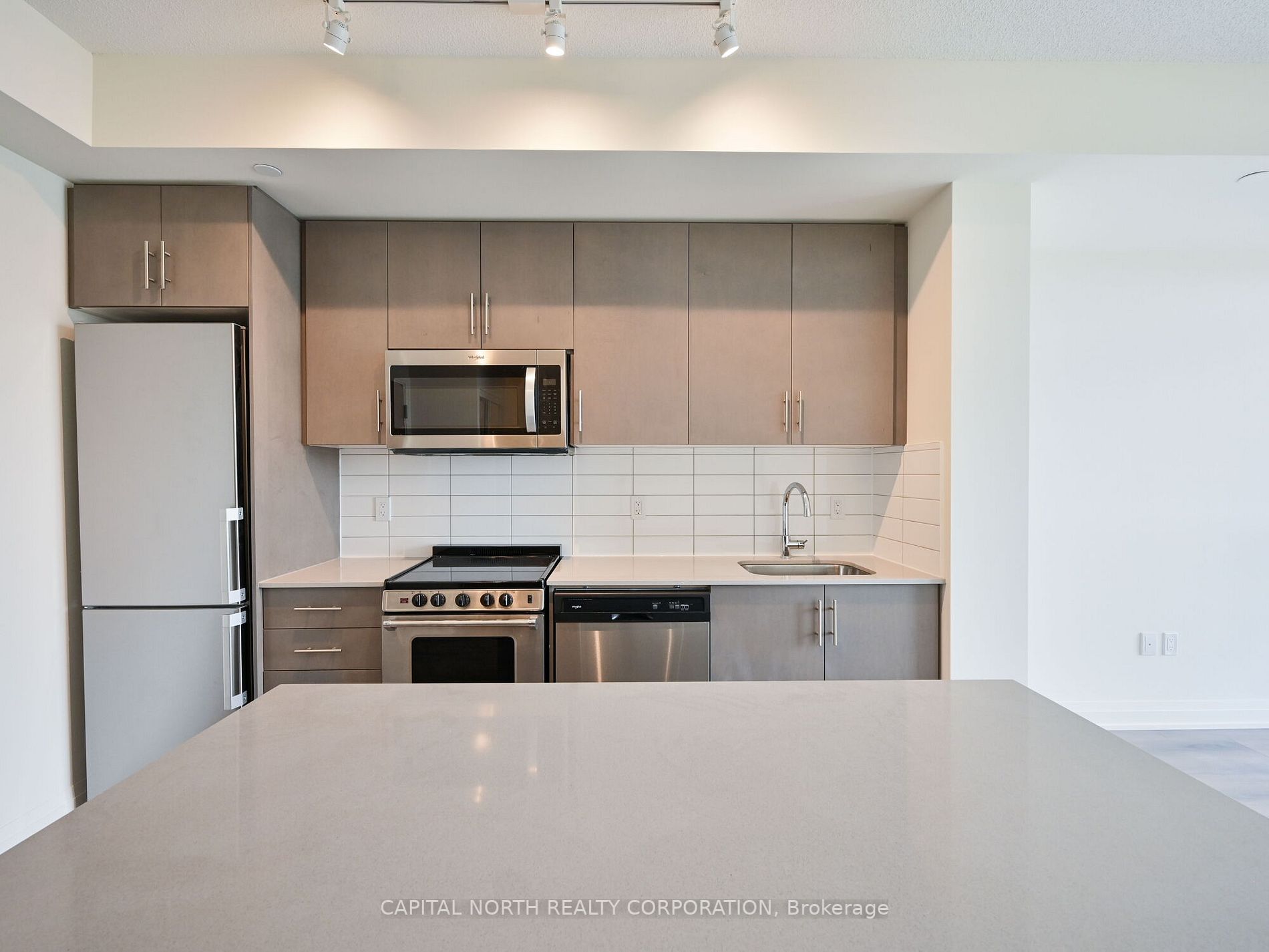 509 Dundas St W, #711