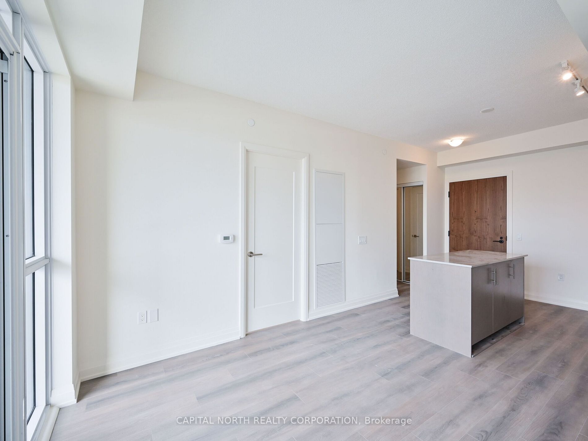509 Dundas St W, #711