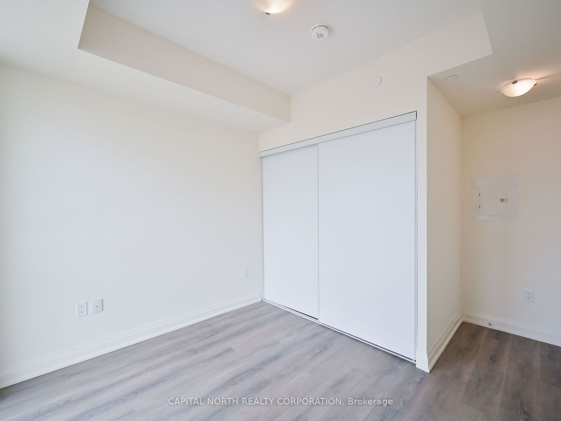 509 Dundas St W, #711