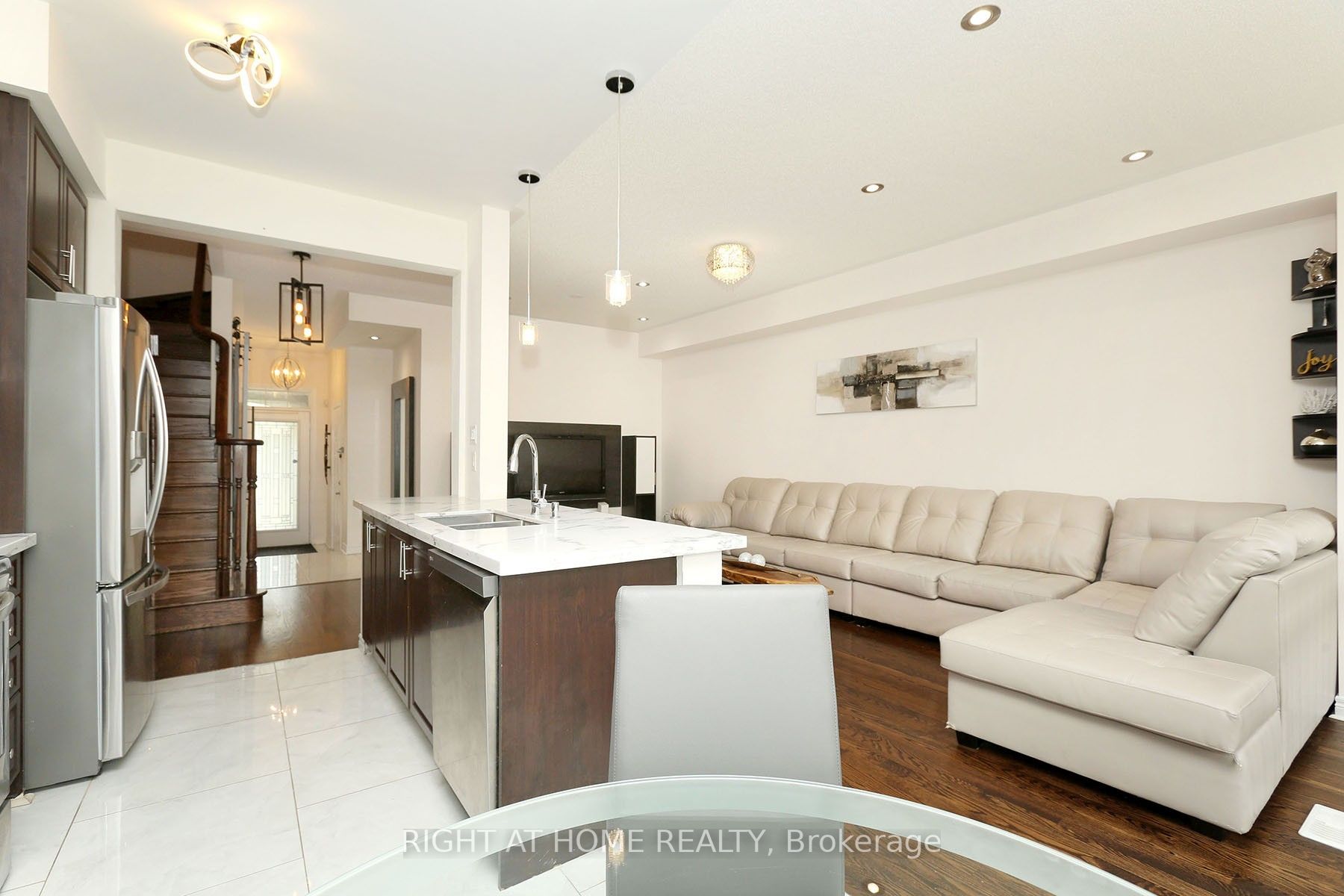 16 Aspenview Avenue