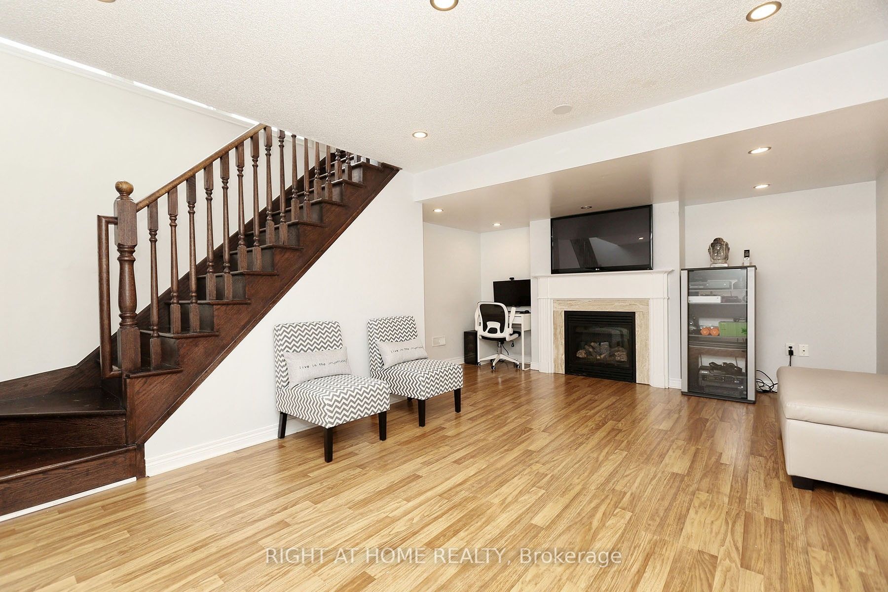 16 Aspenview Avenue