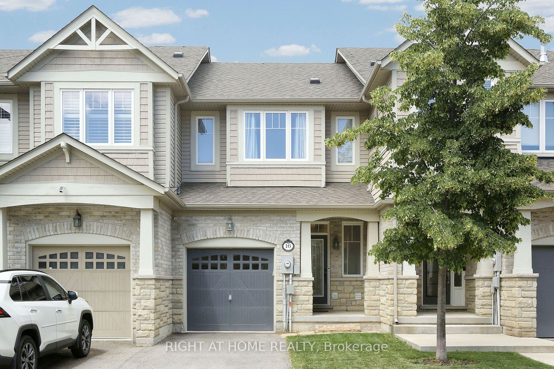 16 Aspenview Avenue