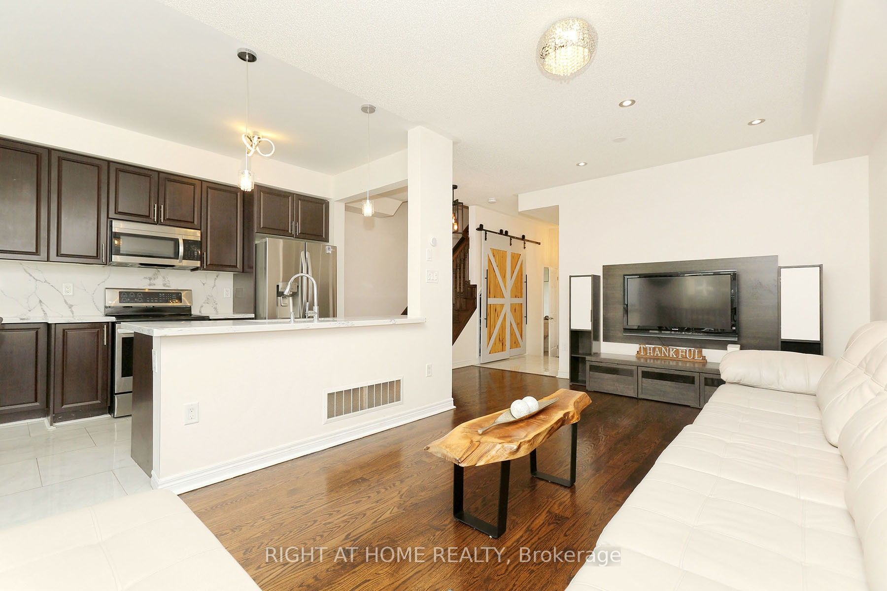 16 Aspenview Avenue