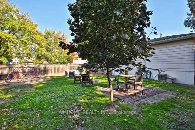 16 Onslow Crt, #Main