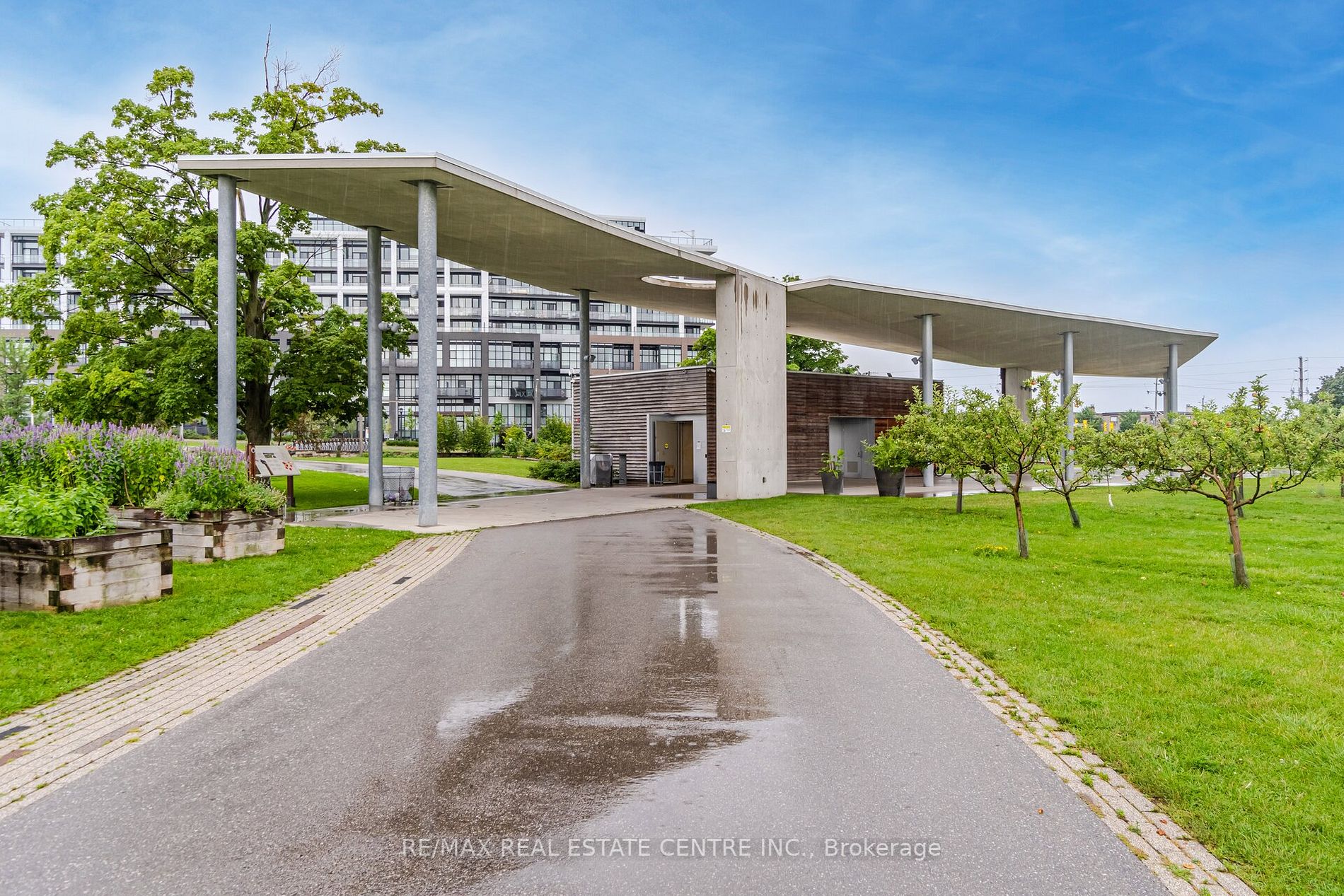 60 George Butchart Dr, #709