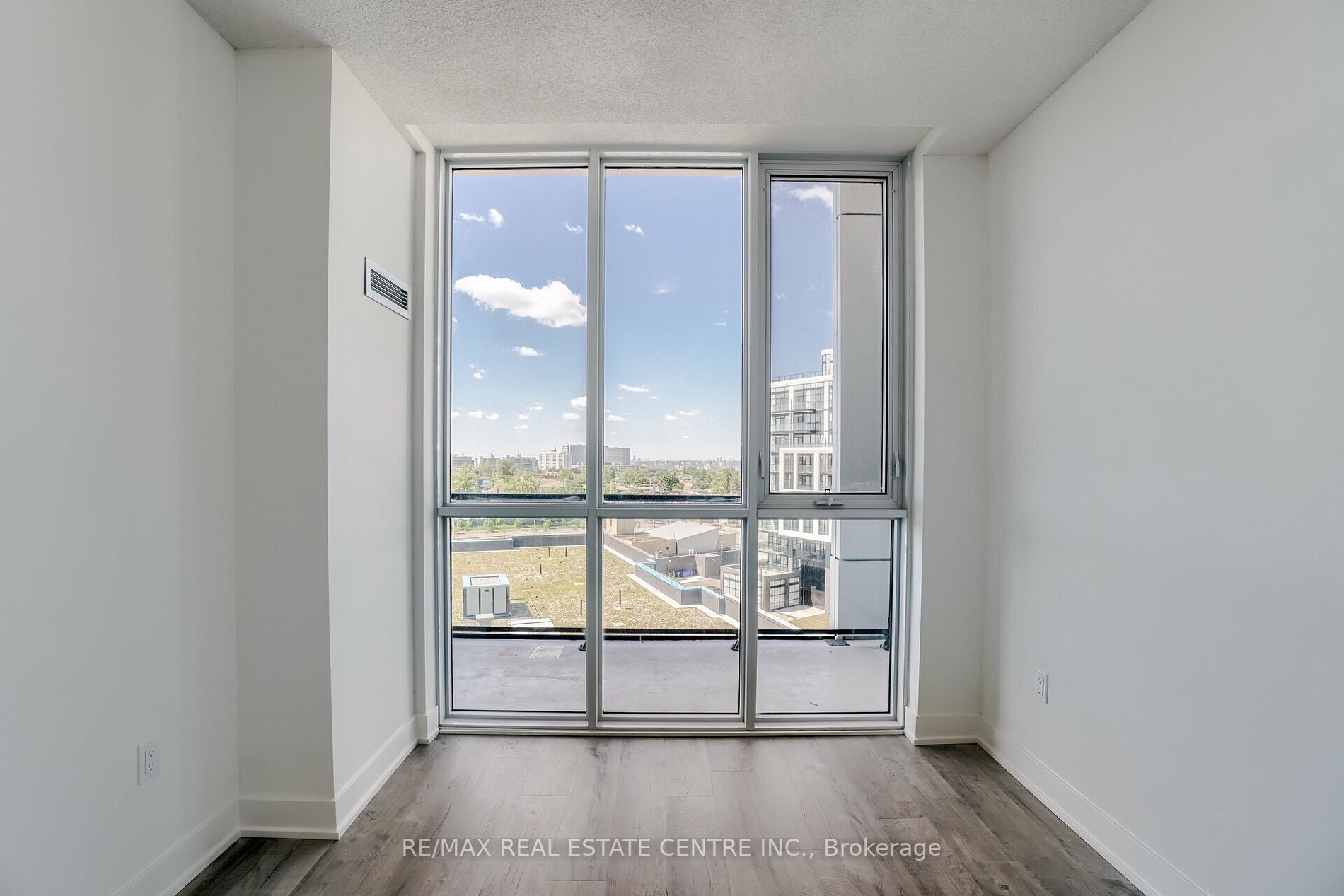 60 George Butchart Dr, #709