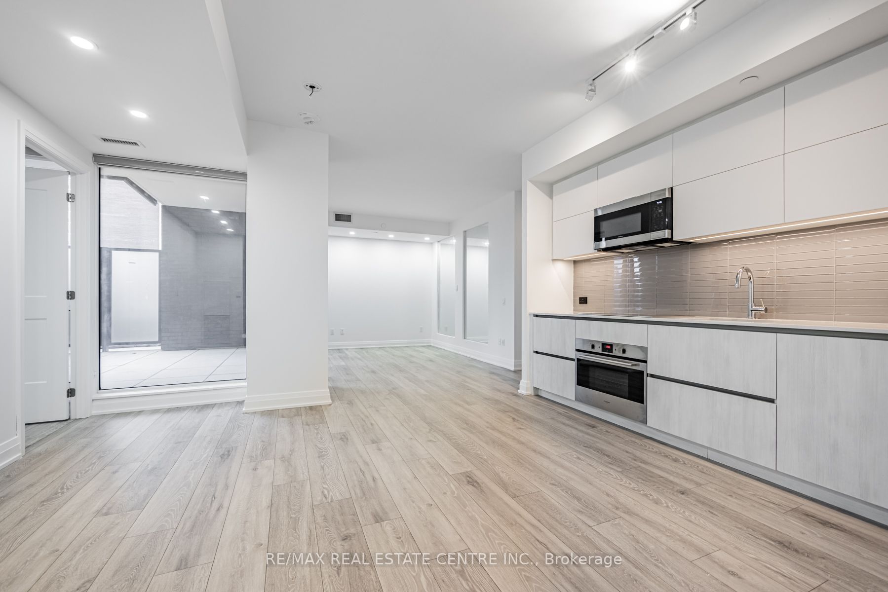 21 Park St E, #201