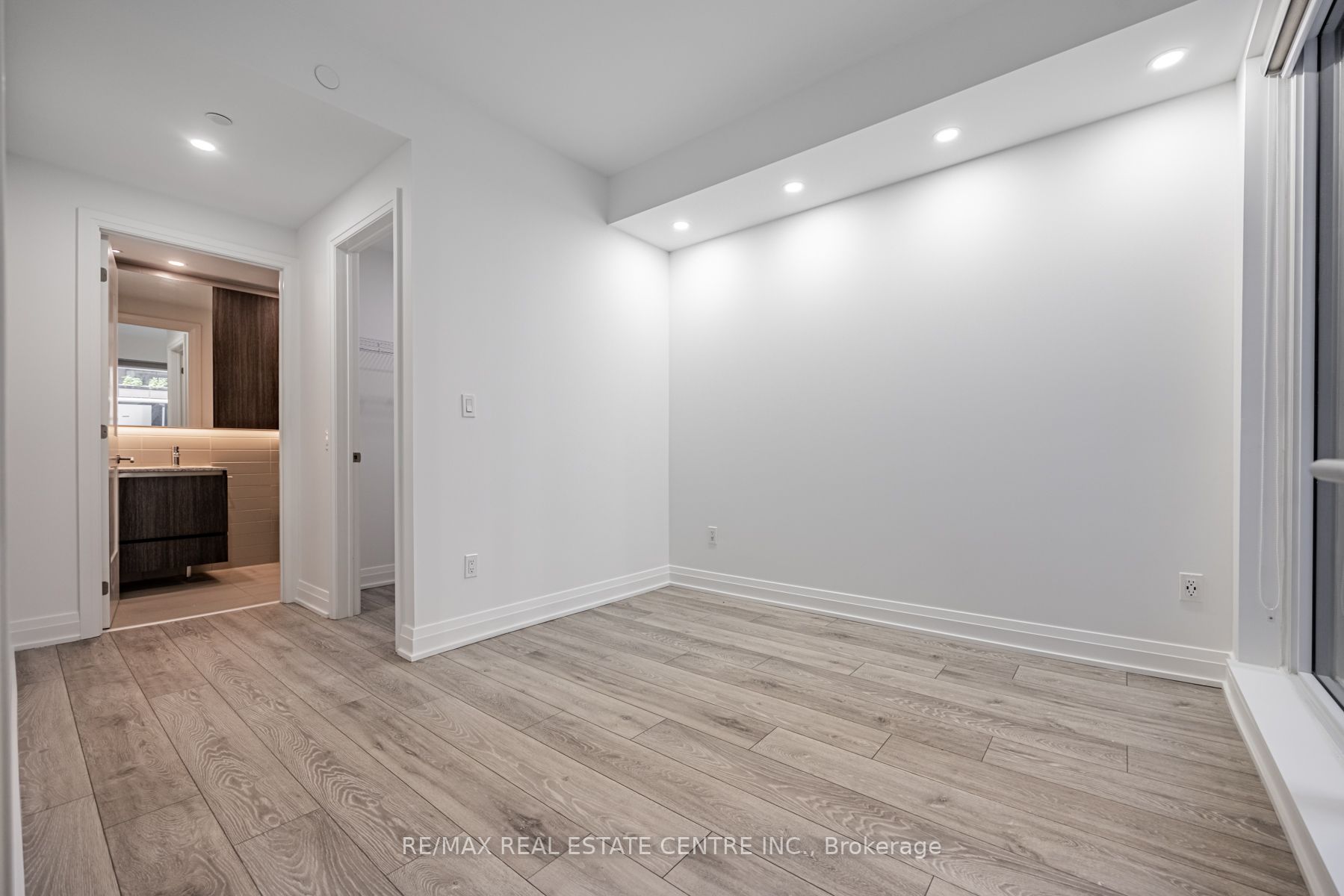 21 Park St E, #201