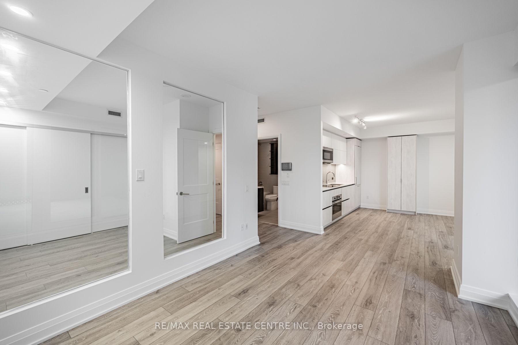 21 Park St E, #201