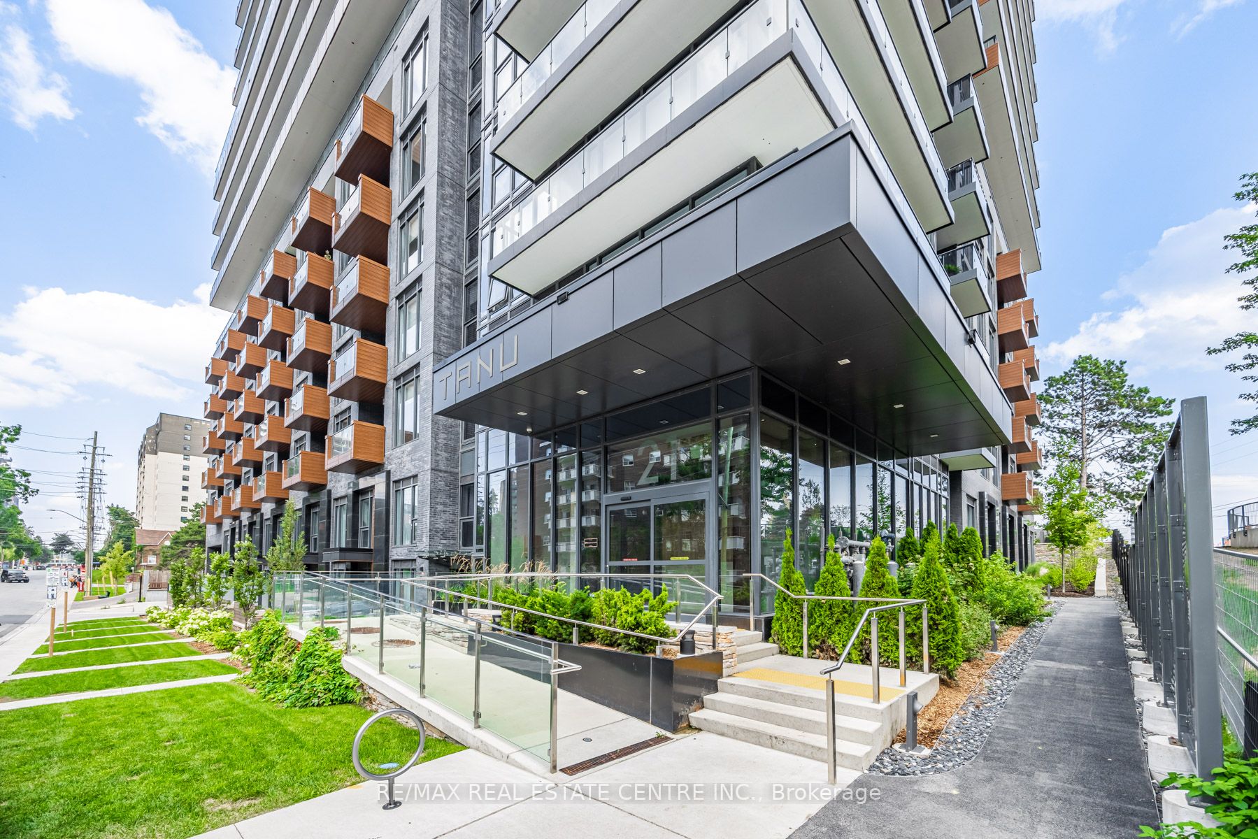 21 Park St E, #201
