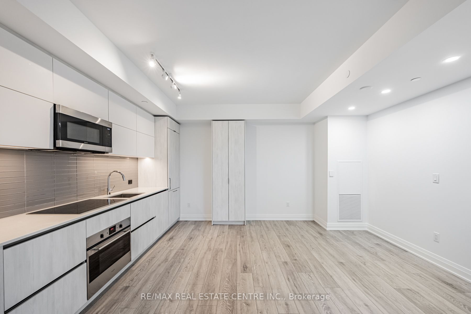21 Park St E, #201