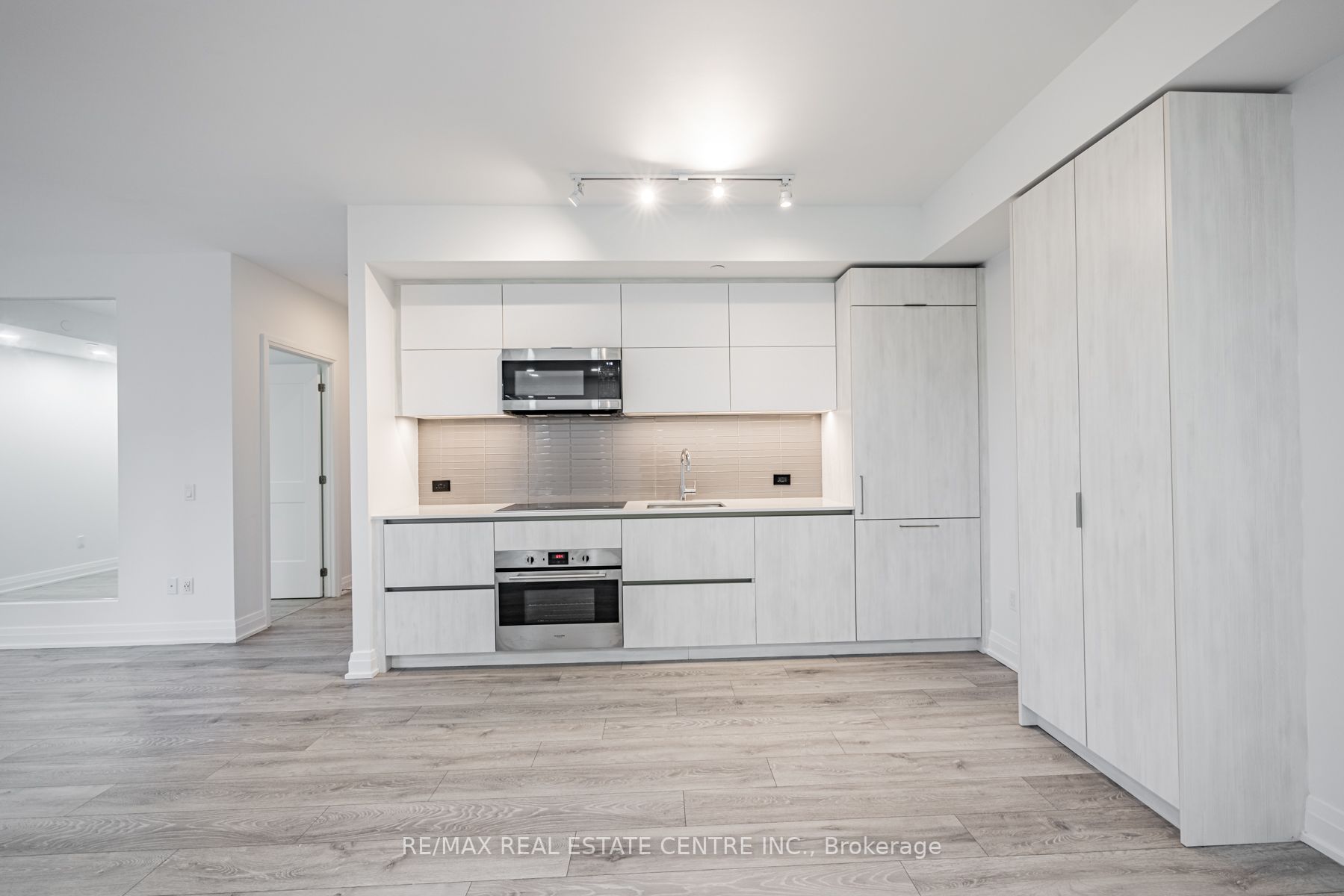 21 Park St E, #201