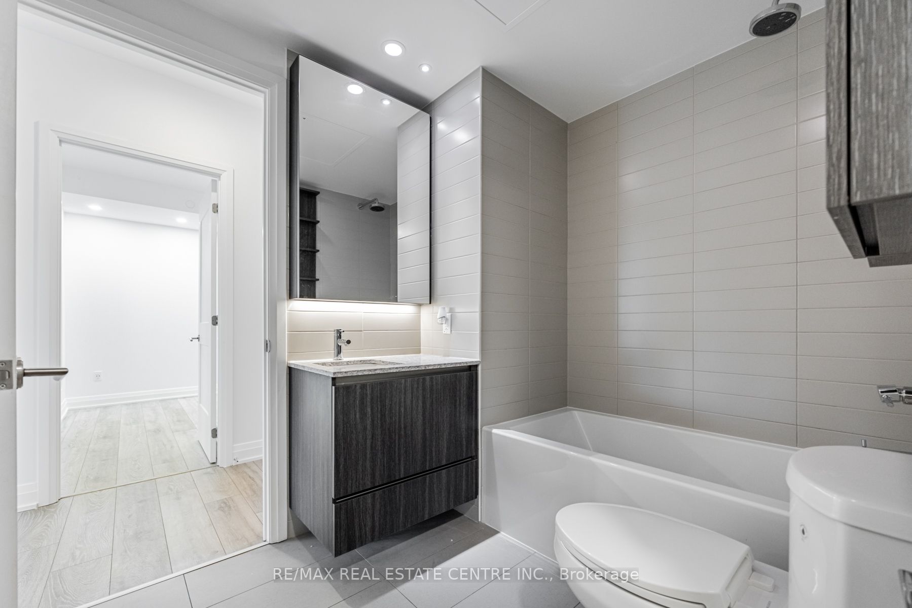 21 Park St E, #201