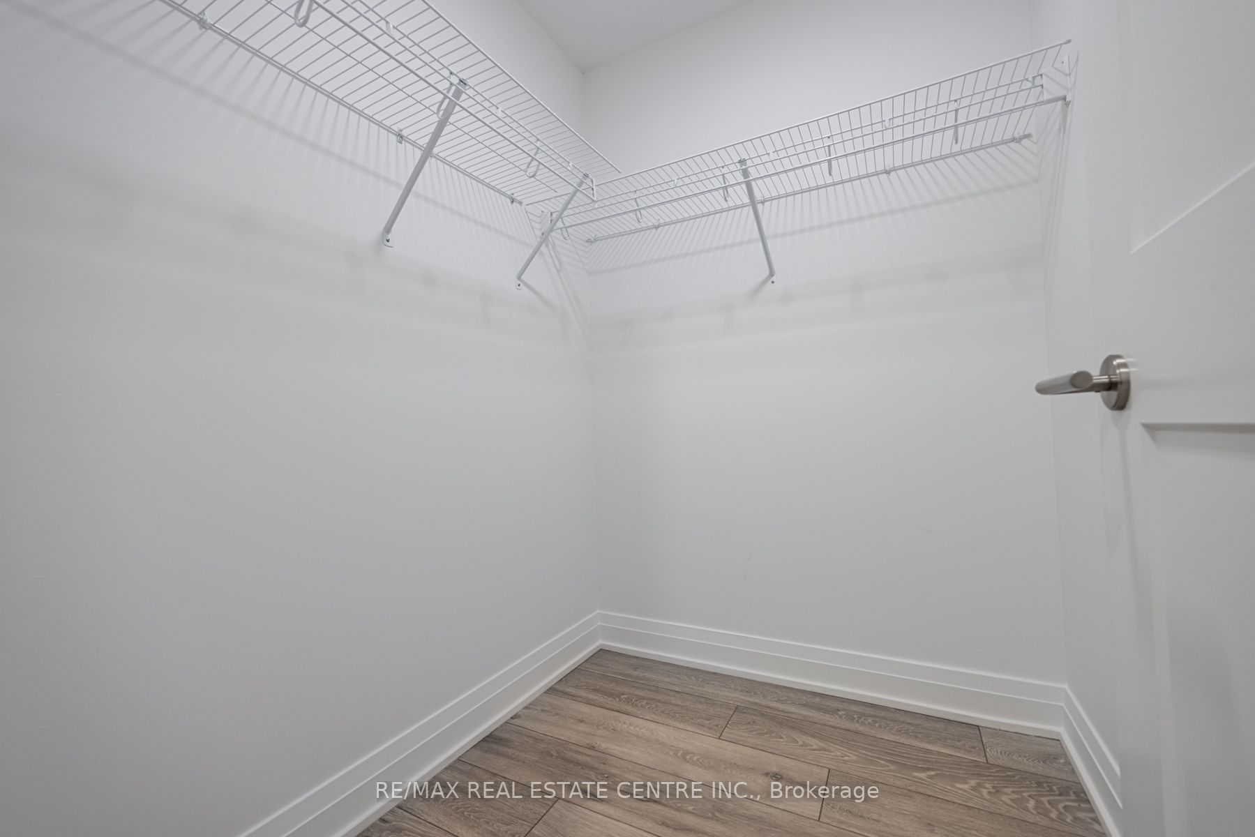 21 Park St E, #201