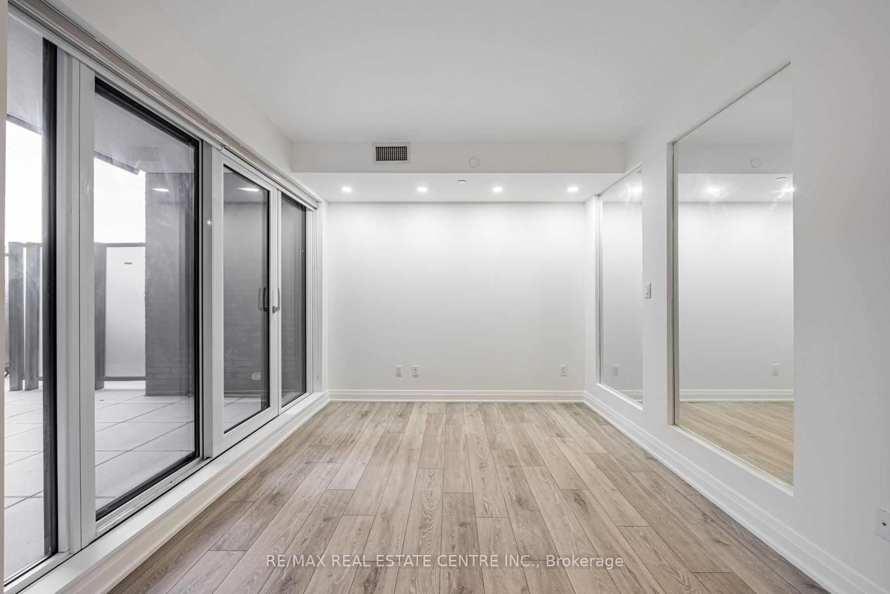 21 Park St E, #201