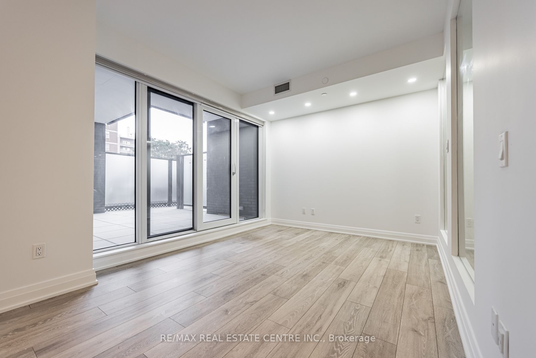 21 Park St E, #201