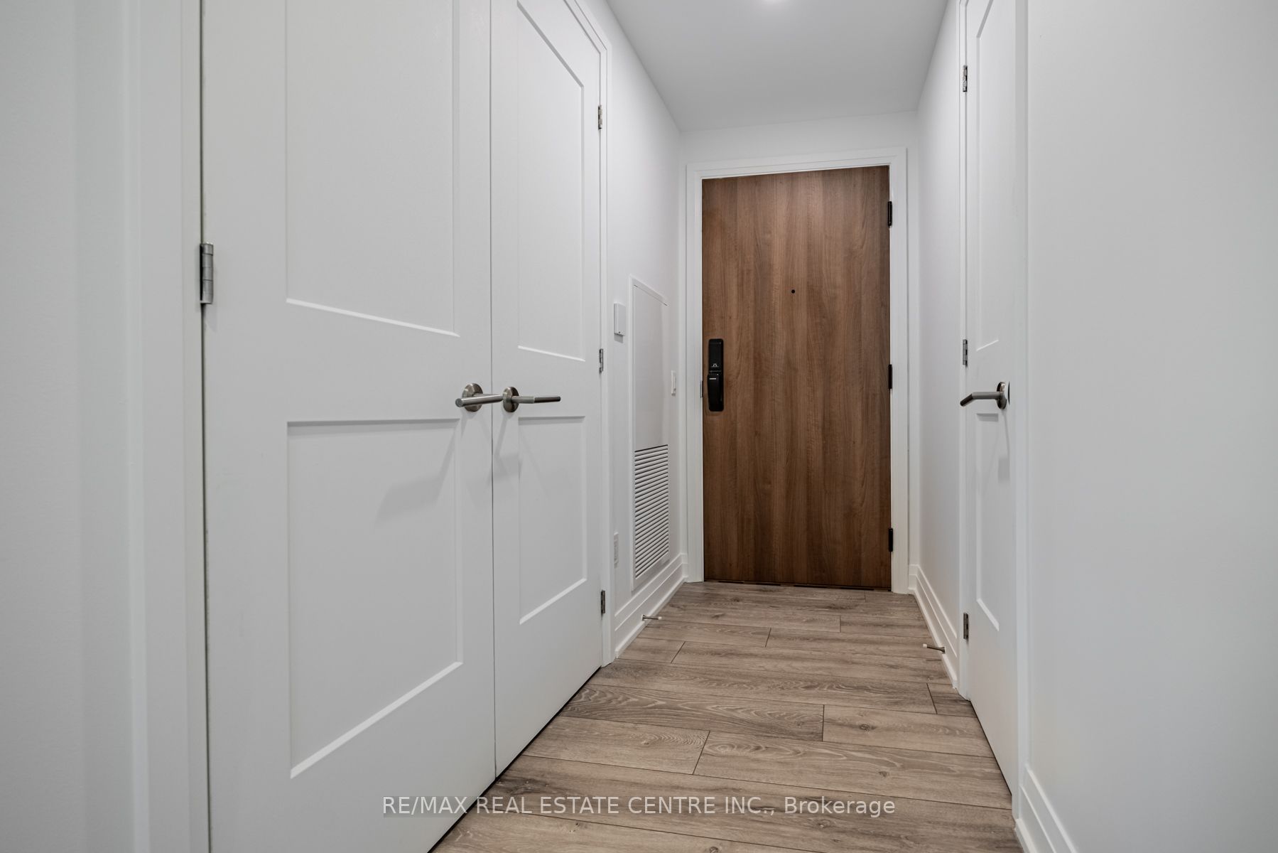 21 Park St E, #201