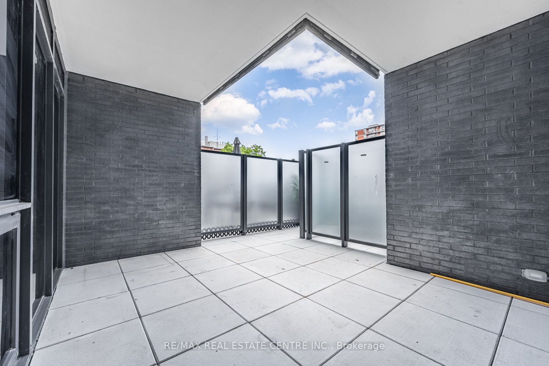 21 Park St E, #201
