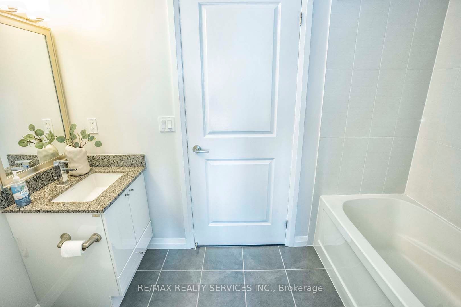 55 Eglinton Avenue W #904