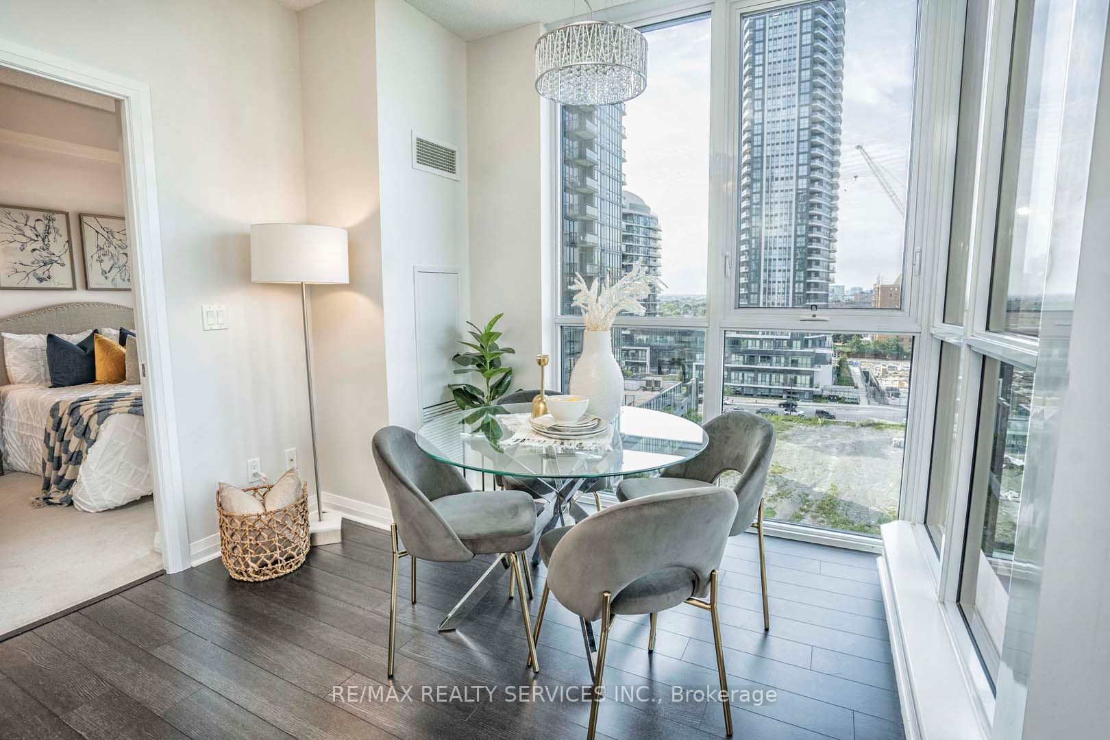 55 Eglinton Avenue W #904