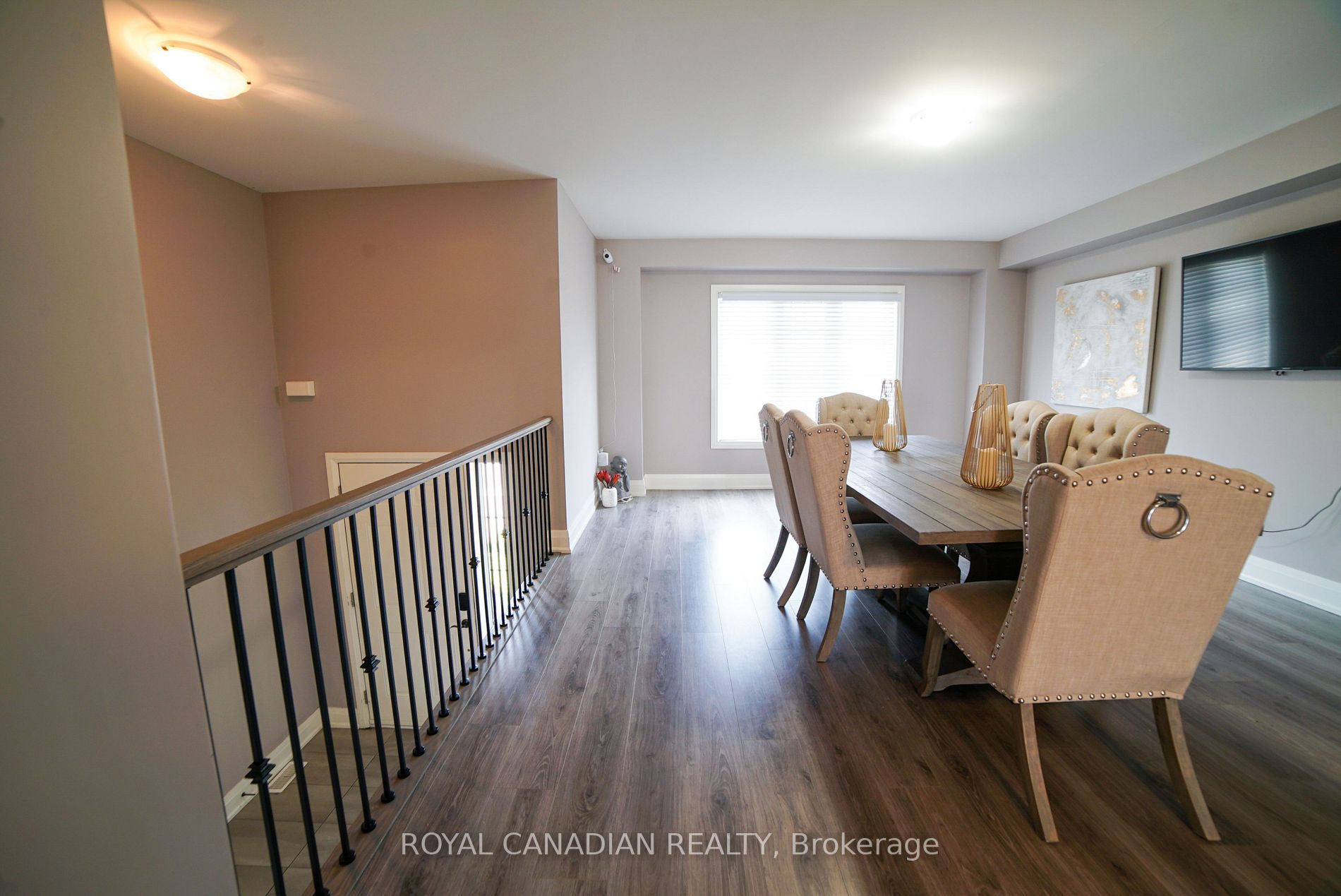 1F Chisholm St E