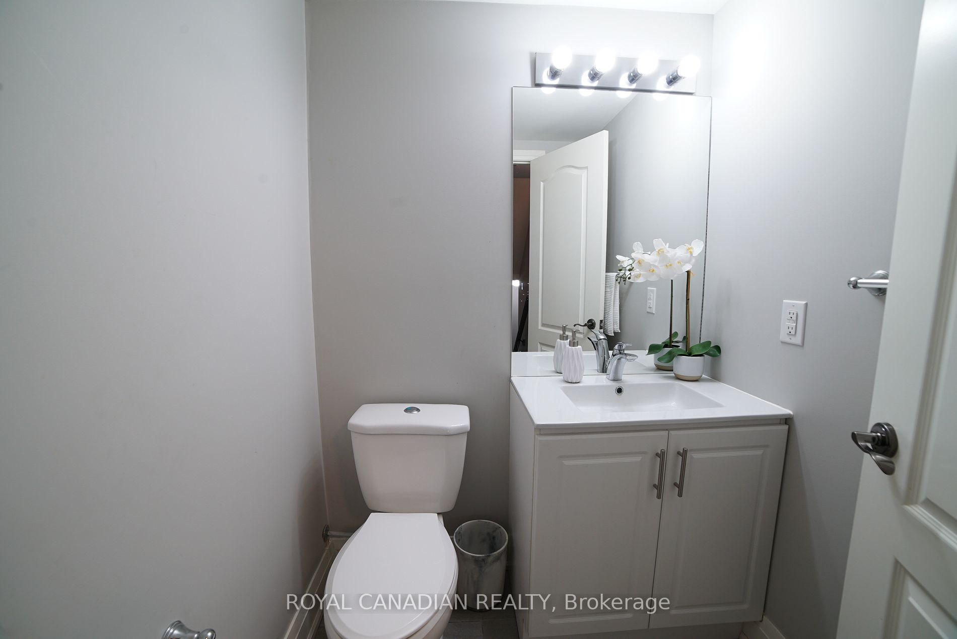 1F Chisholm Street E