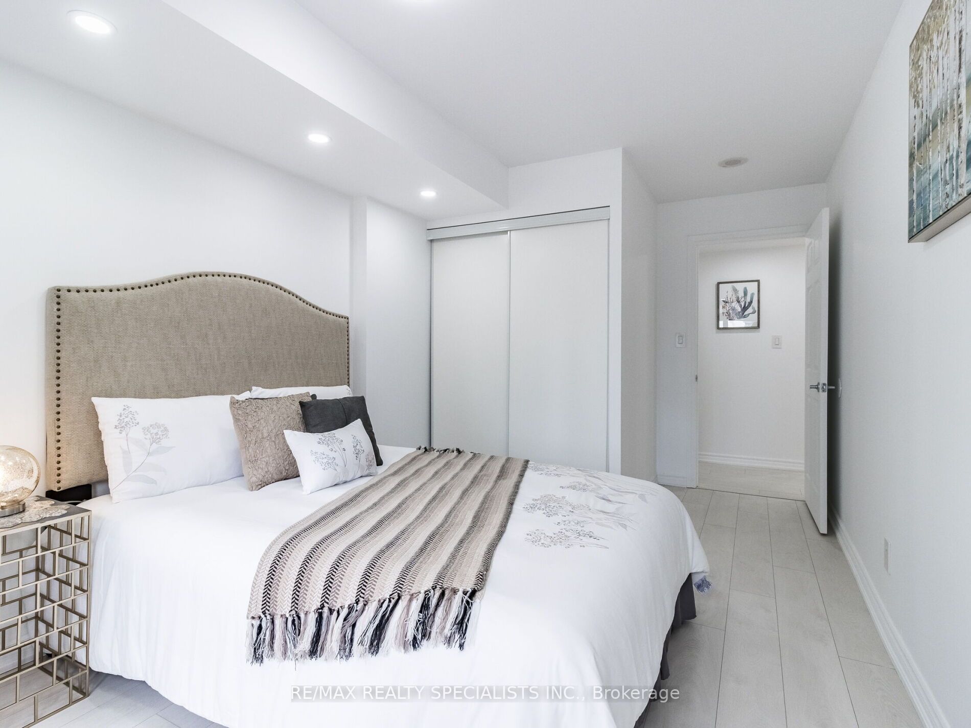 3880 Duke Of York Blvd, #1906