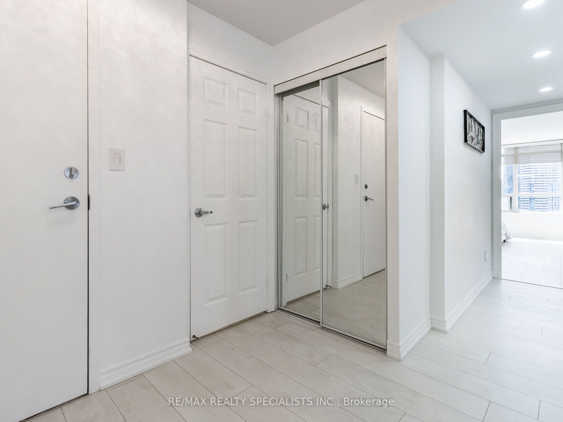 3880 Duke Of York Blvd, #1906