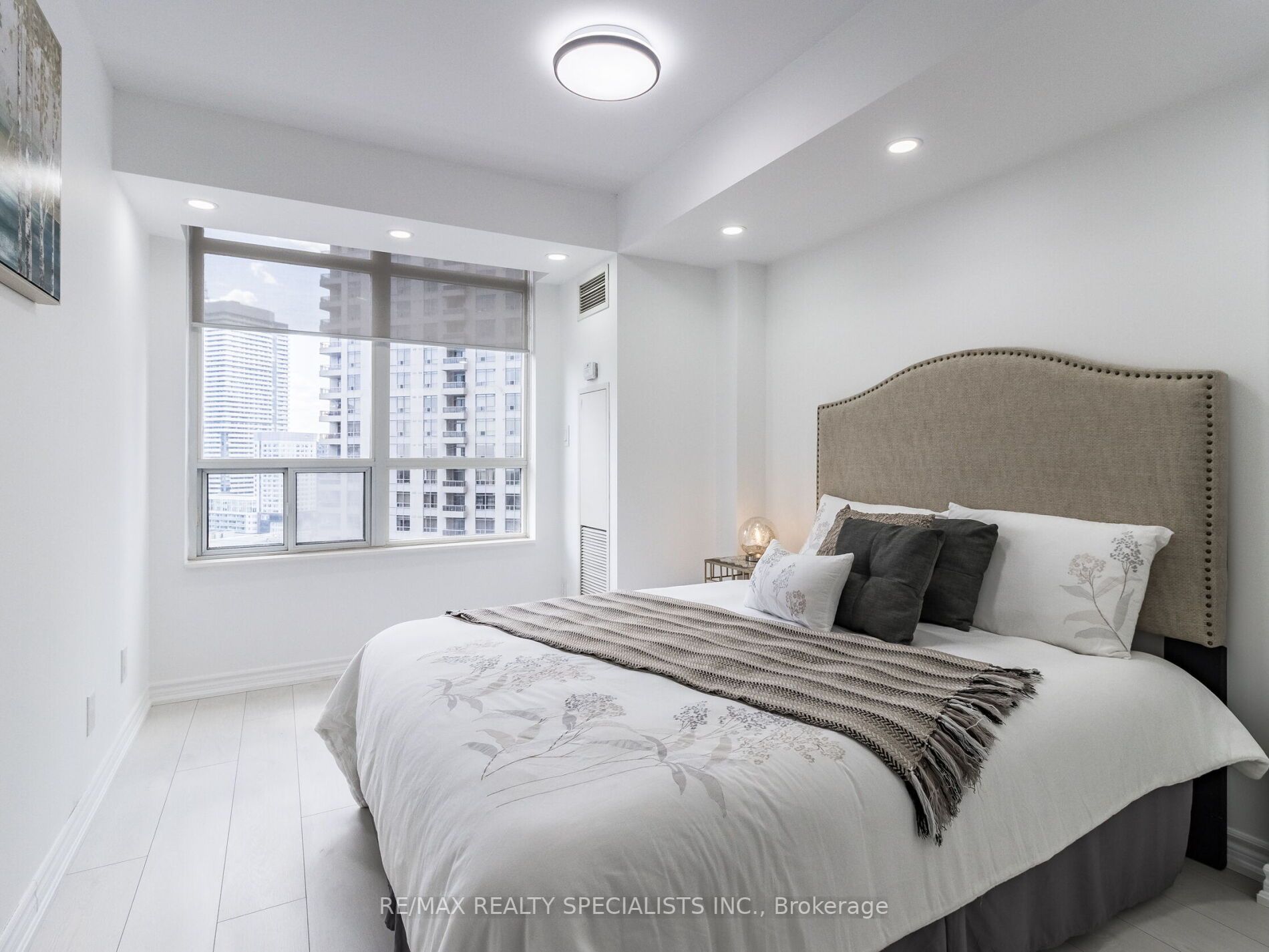 3880 Duke Of York Blvd, #1906