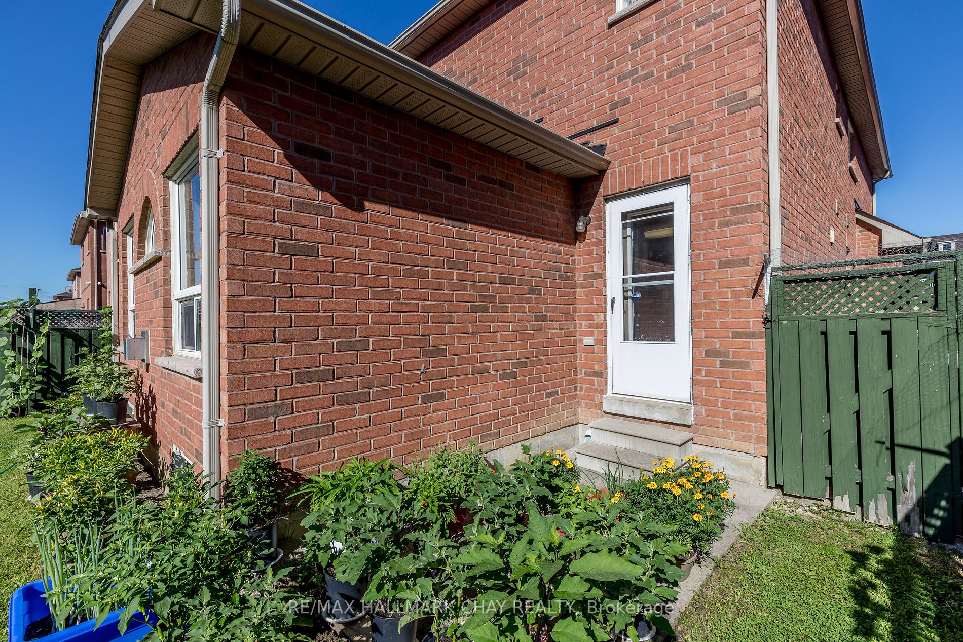 6 Whitehouse Crescent