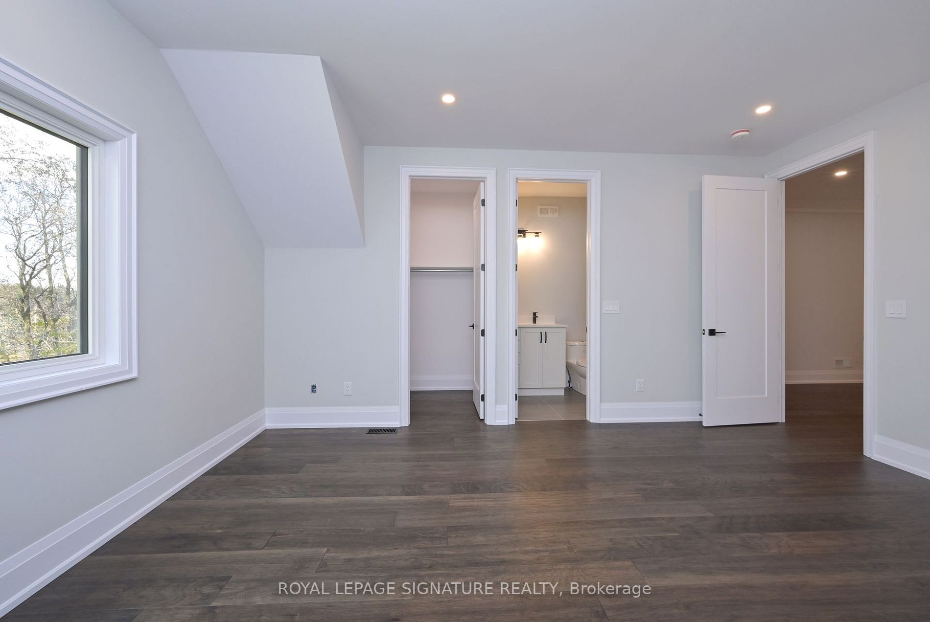 3 Larry St