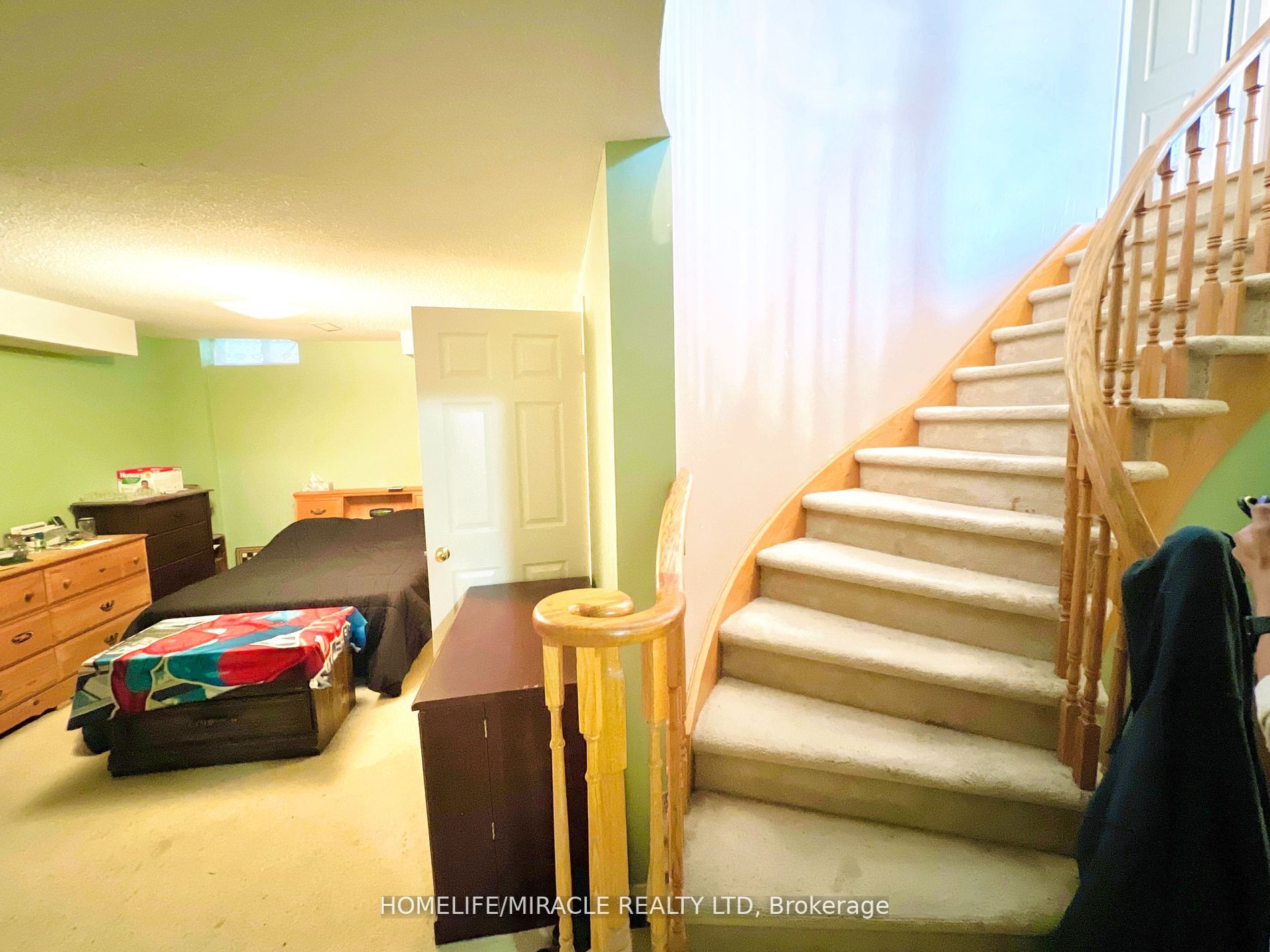 246 Howard Cres