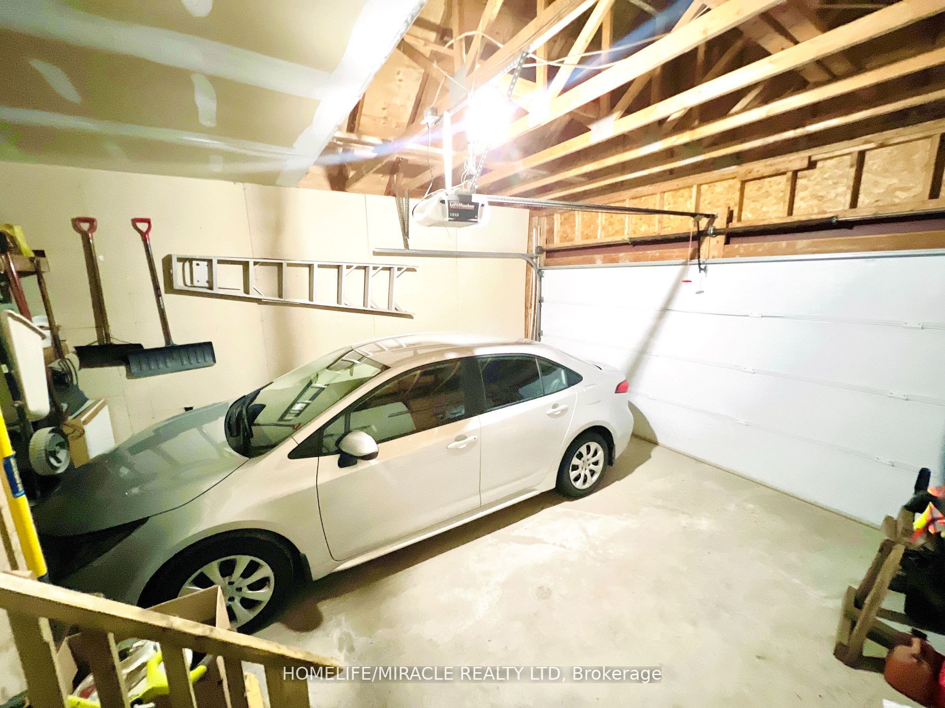 246 Howard Cres