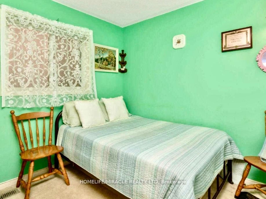 246 Howard Cres