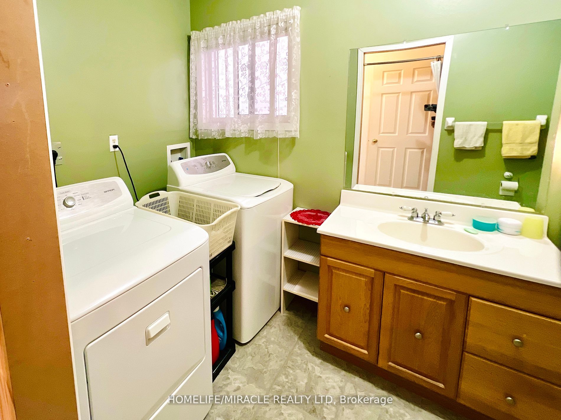 246 Howard Cres