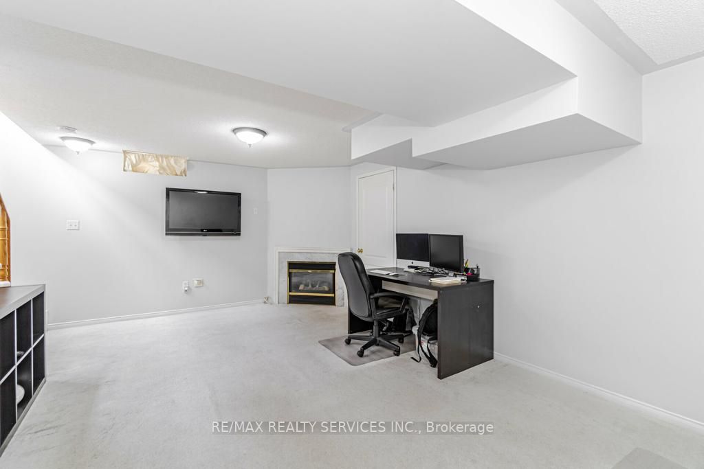 42 Rivermere Crt
