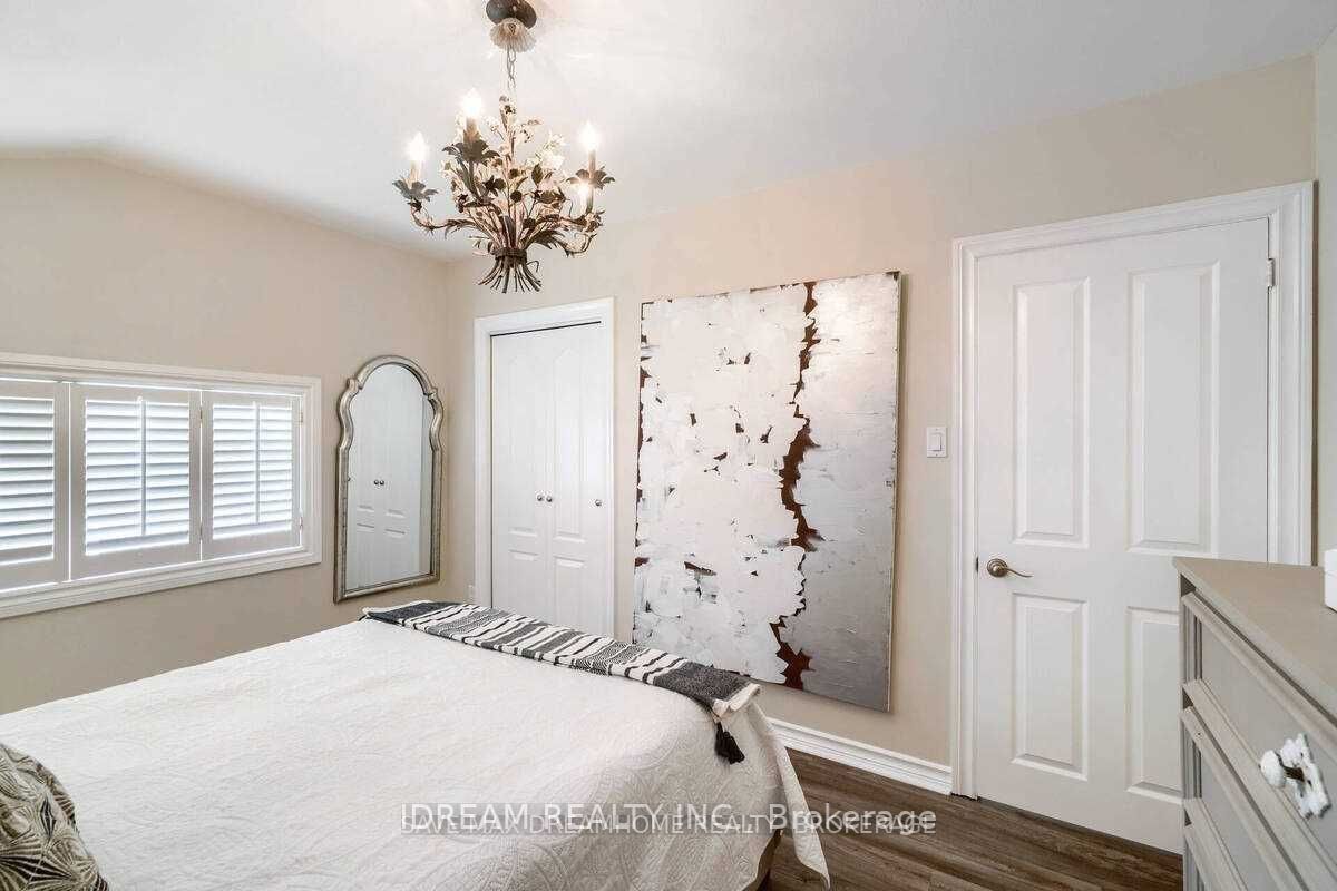 15 Burgby Ave S