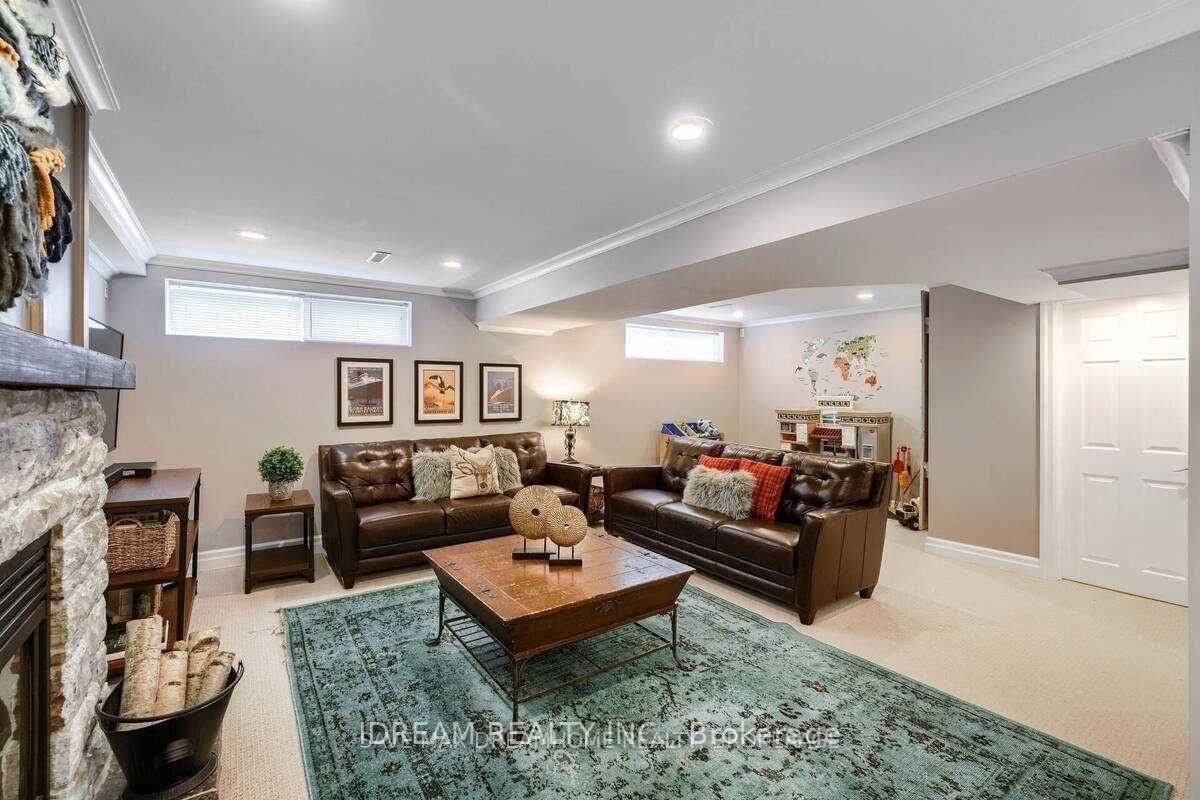 15 Burgby Ave S