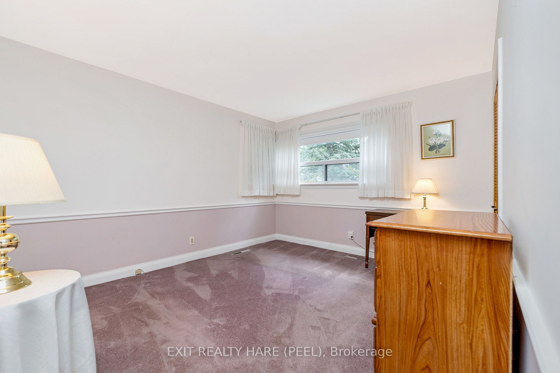 4 Moore Cres